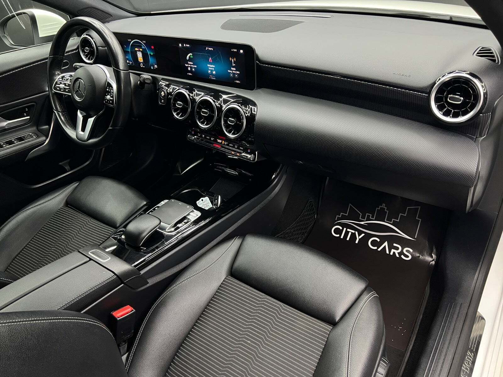 Hvid Mercedes A180 d fra 2018 set indefra