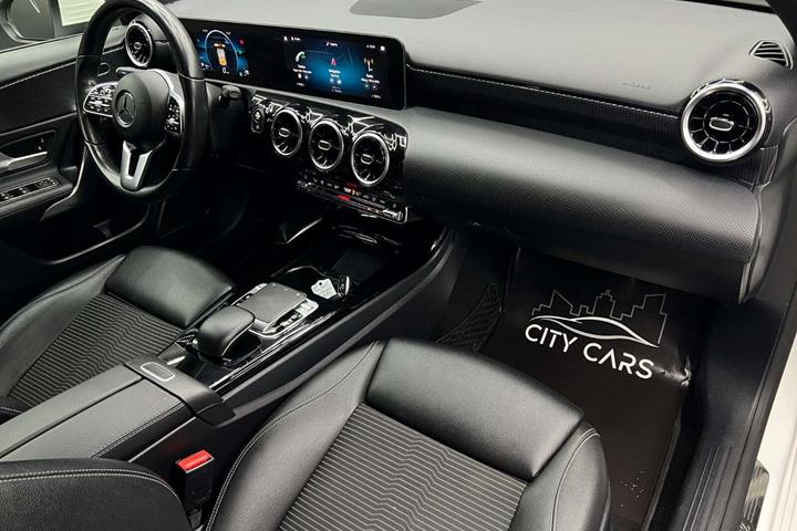 Hvid Mercedes A180 d fra 2018 set indefra
