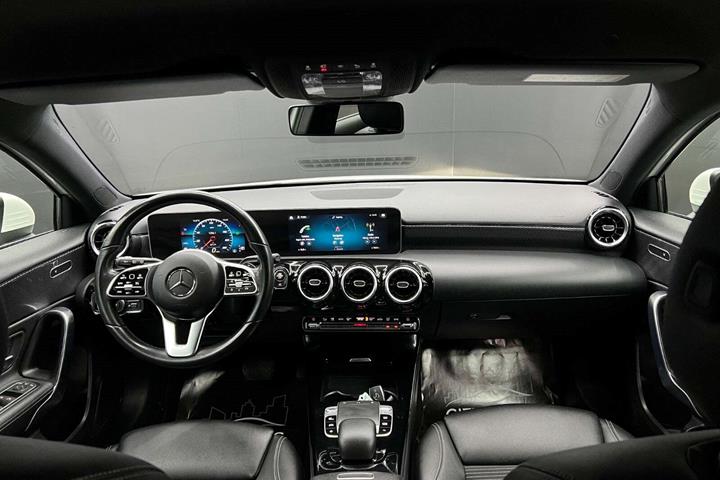 Hvid Mercedes A180 d fra 2018 set indefra