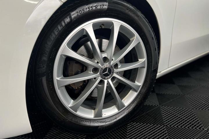 Hvid Mercedes A180 d fra 2018