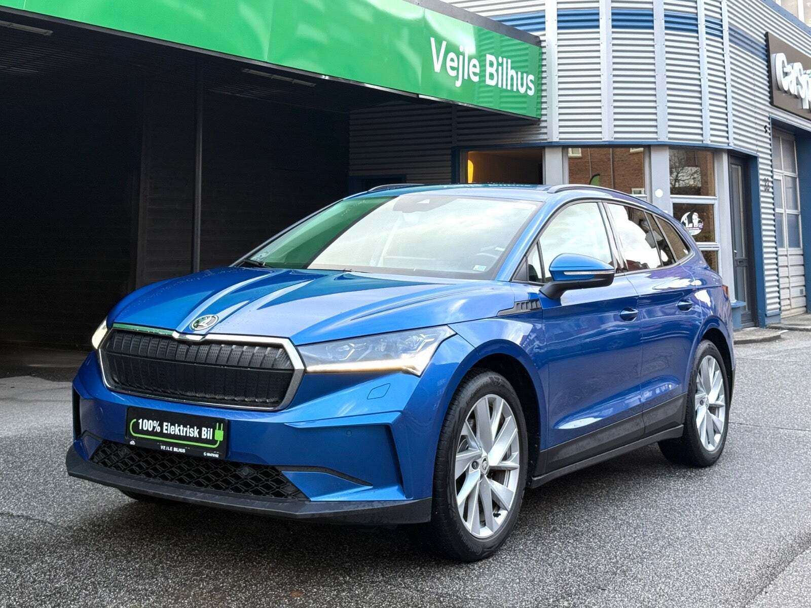 Grøn Skoda Enyaq fra 2021 set udefra