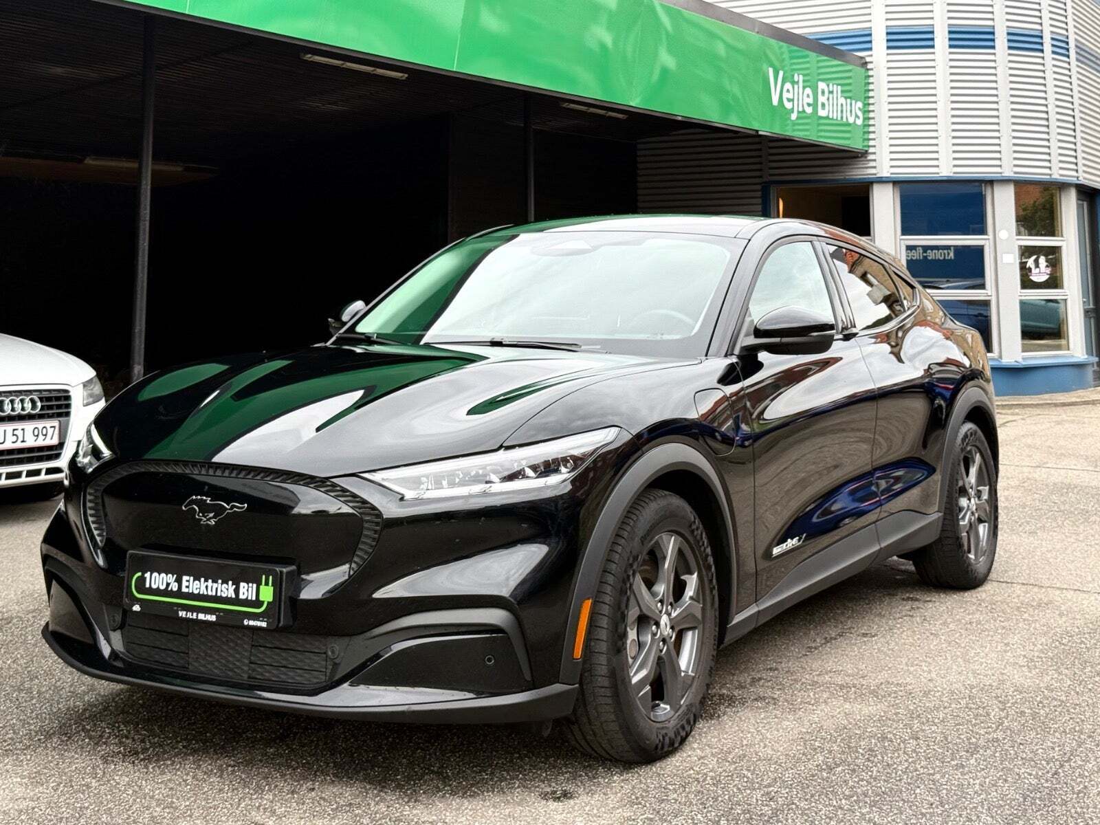 Gul Ford Mustang Mach-E fra 2022 set udefra
