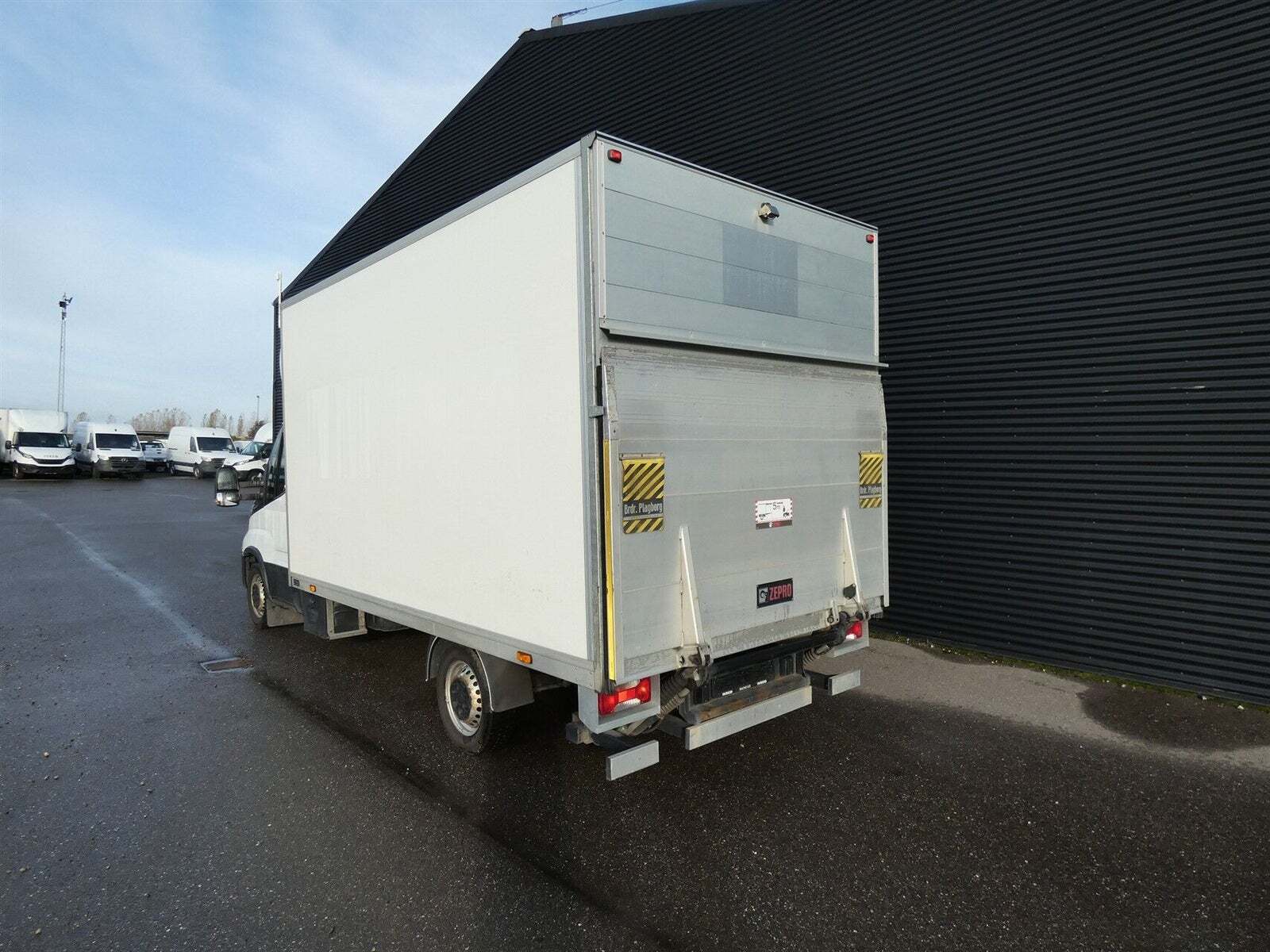 Iveco Daily 3,0 35S18 Box m/lift AG8