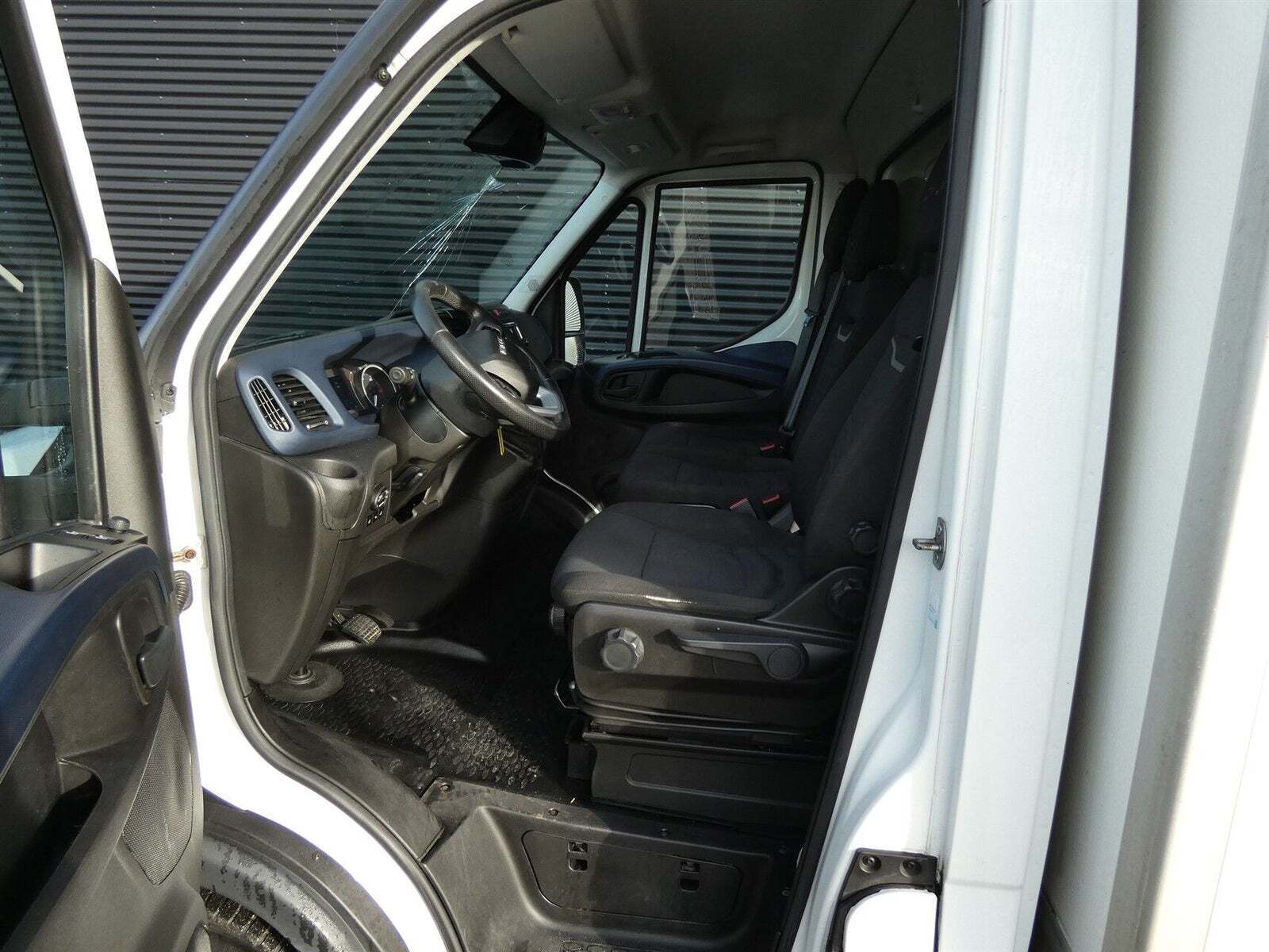 Iveco Daily 3,0 35S18 Box m/lift AG8
