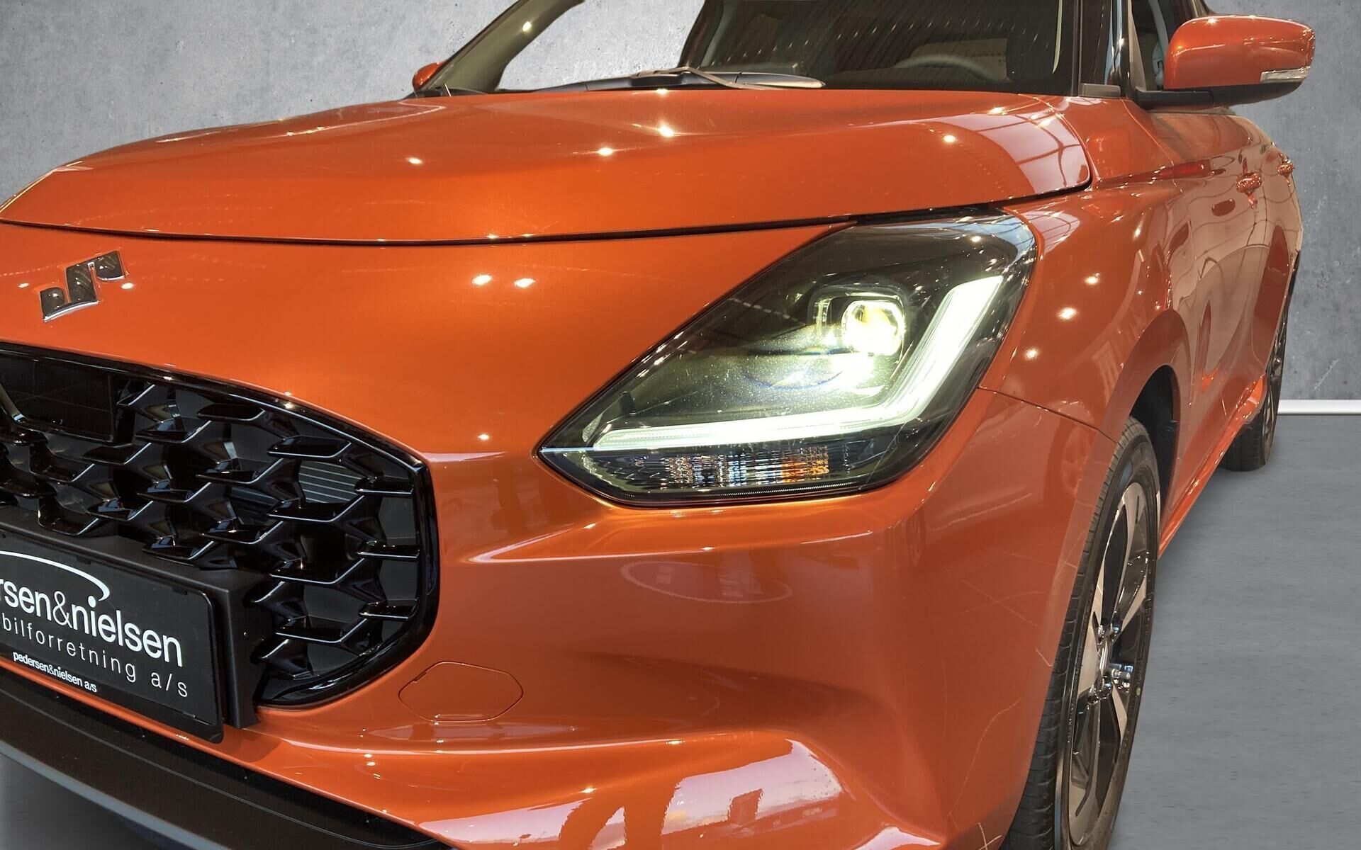 Orange Suzuki Swift fra 2024