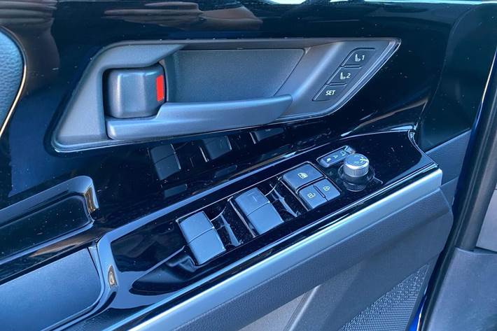 Blå Toyota BZ4X fra 2025