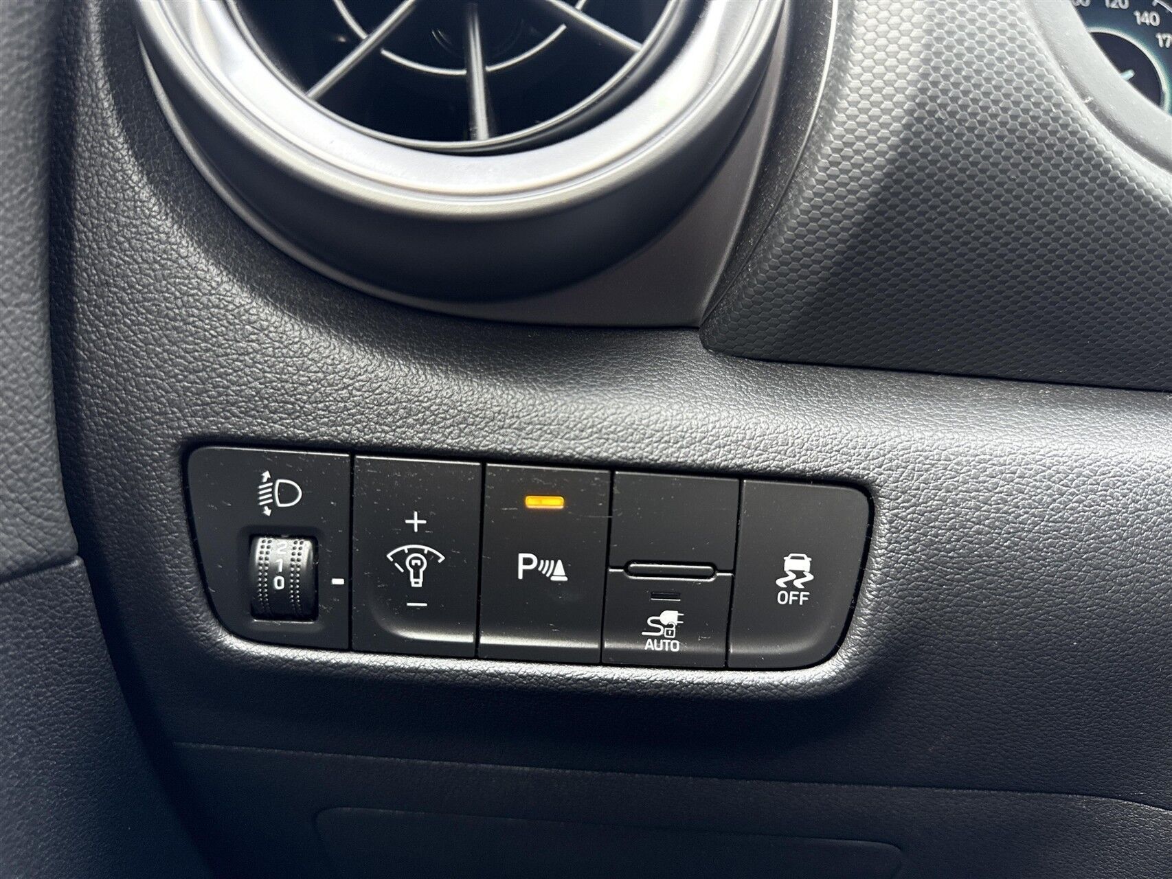 Rød Hyundai Kona fra 2022