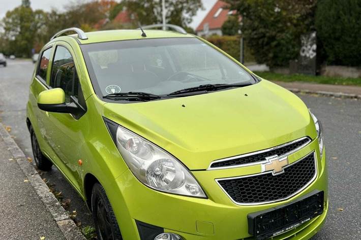 Grøn Chevrolet Spark fra 2012 set udefra