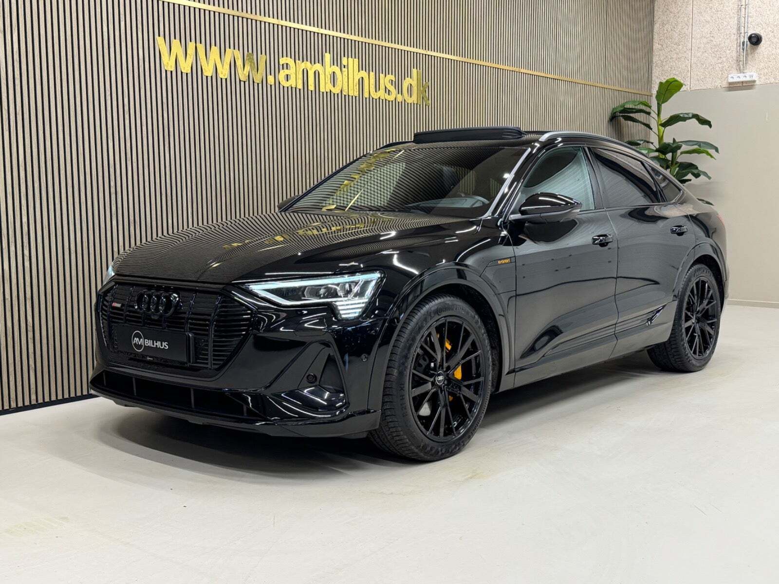 Sort Audi e-tron fra 2022 set udefra