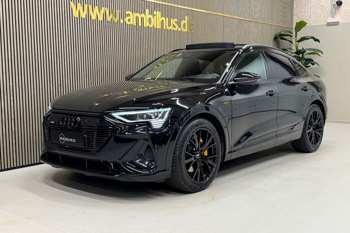 Sort Audi e-tron fra 2022 set udefra