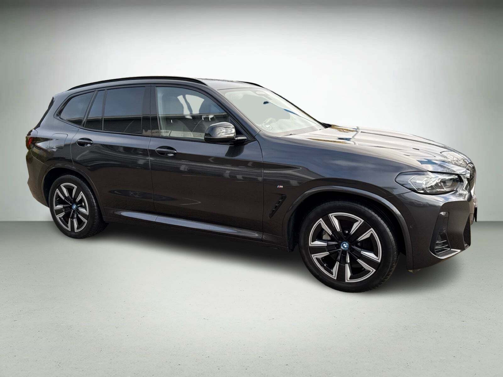 Grå BMW iX3 fra 2023 set udefra