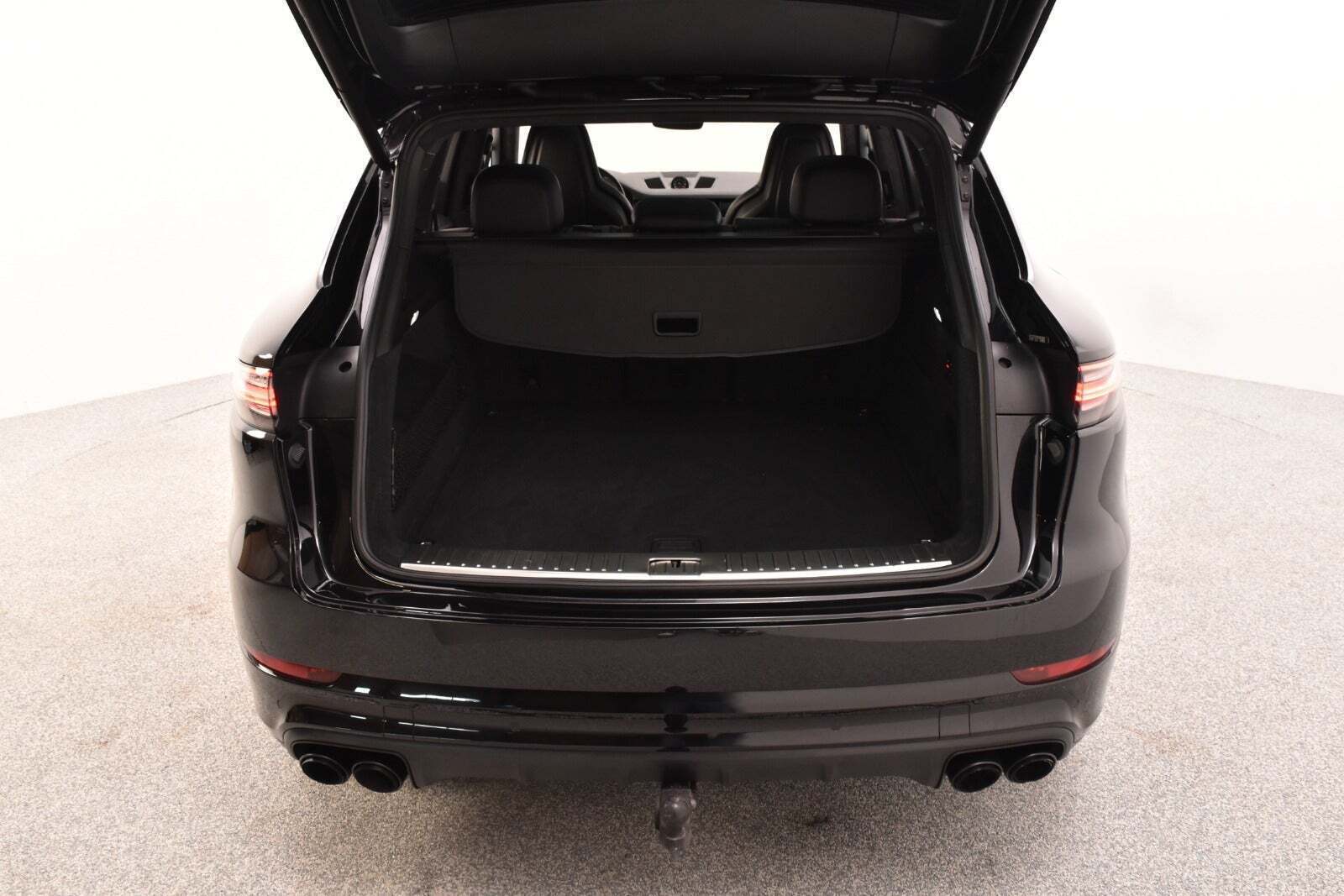 Sort Porsche Cayenne Turbo fra 2018