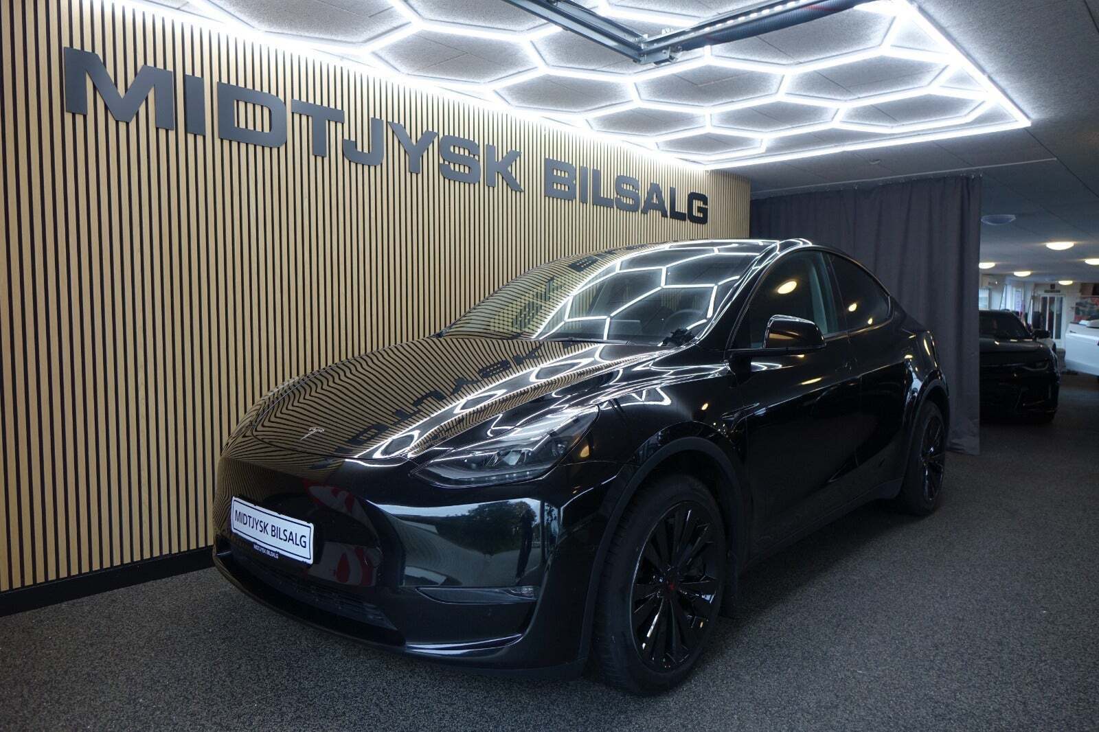 Sort Tesla Model Y fra 2023