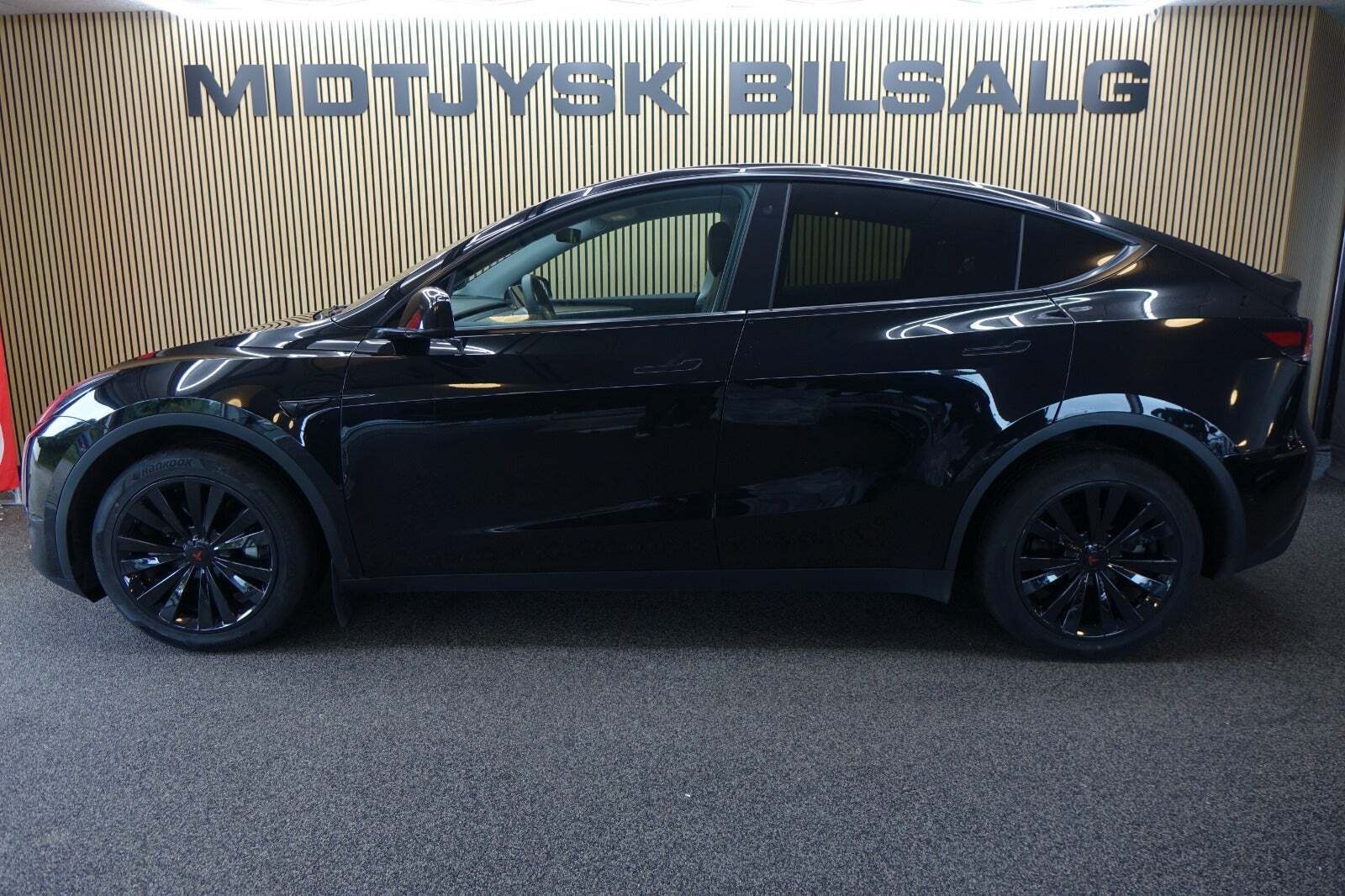 Sort Tesla Model Y fra 2023
