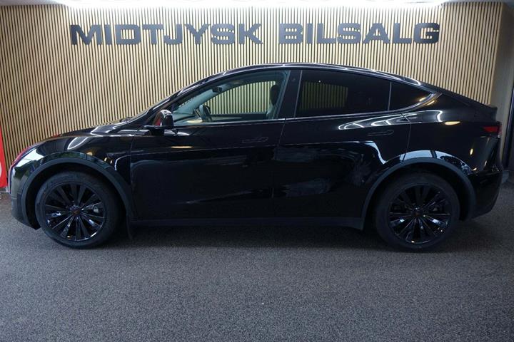 Sort Tesla Model Y fra 2023