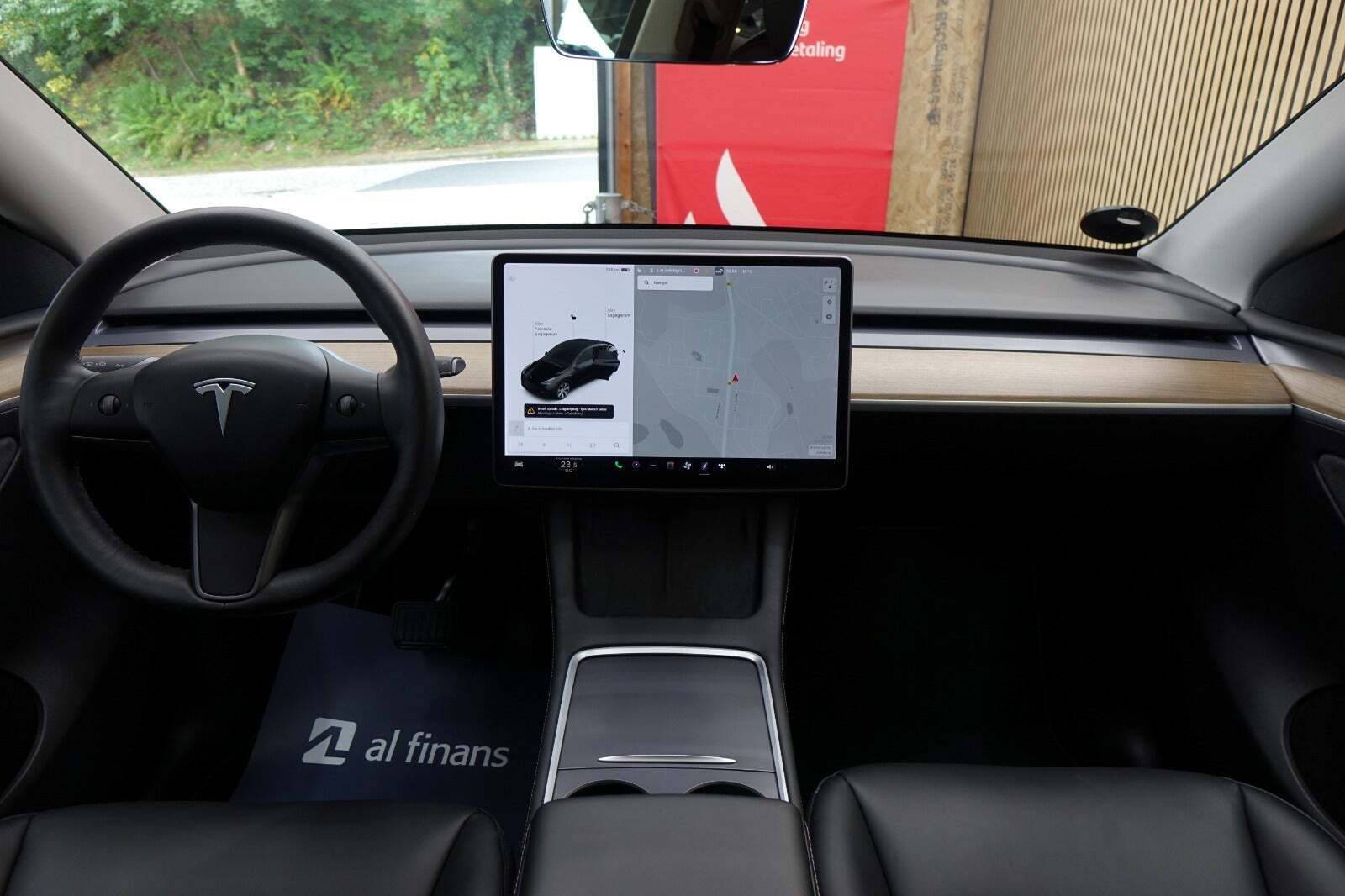 Sort Tesla Model Y fra 2023