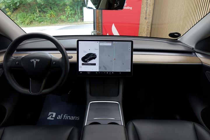 Sort Tesla Model Y fra 2023