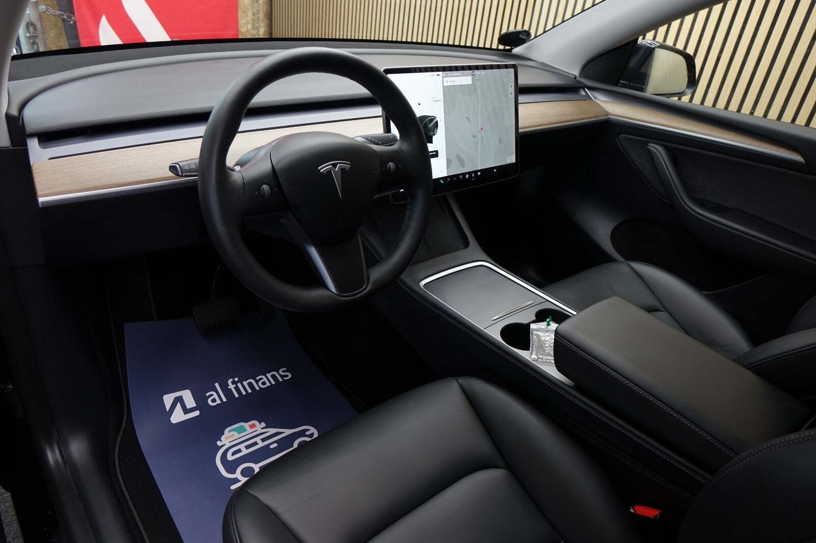 Sort Tesla Model Y fra 2023