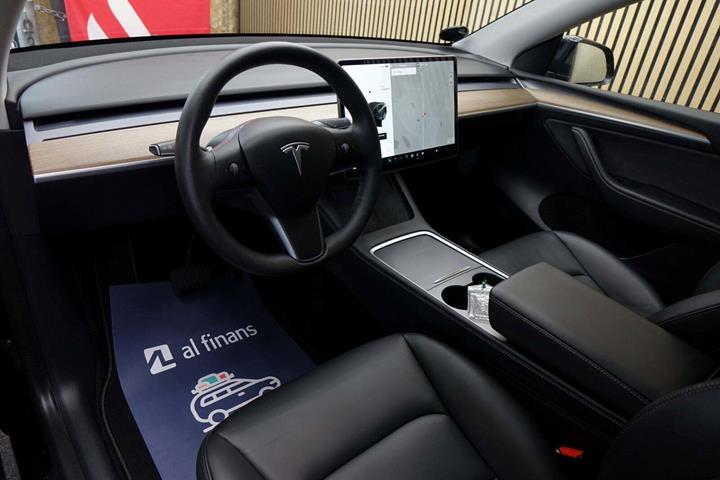Sort Tesla Model Y fra 2023