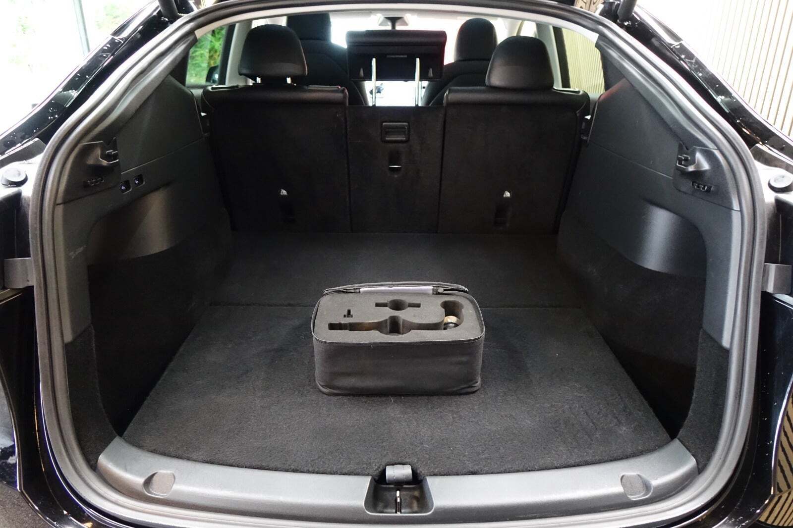 Sort Tesla Model Y fra 2023