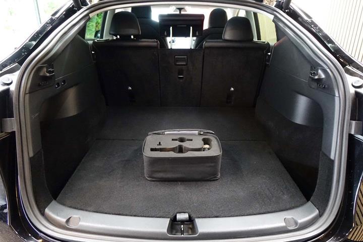 Sort Tesla Model Y fra 2023