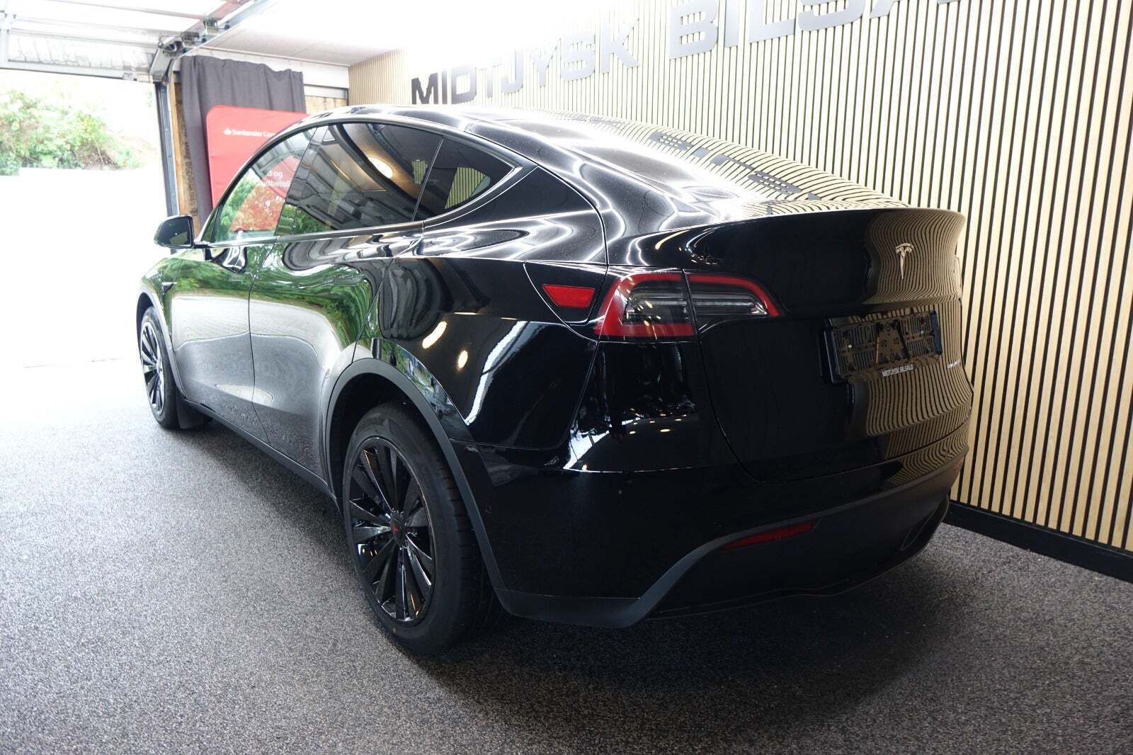 Sort Tesla Model Y fra 2023