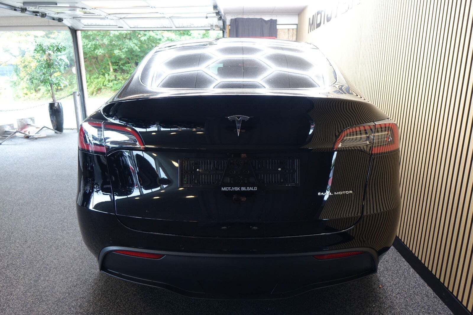 Sort Tesla Model Y fra 2023