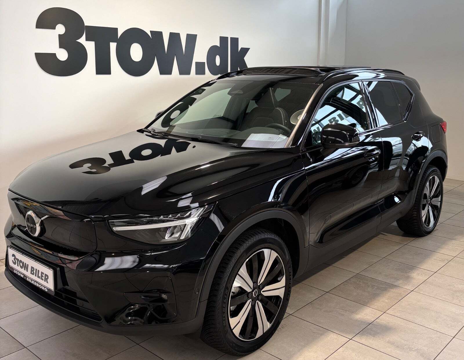 Sort Volvo XC40 fra 2023 set udefra
