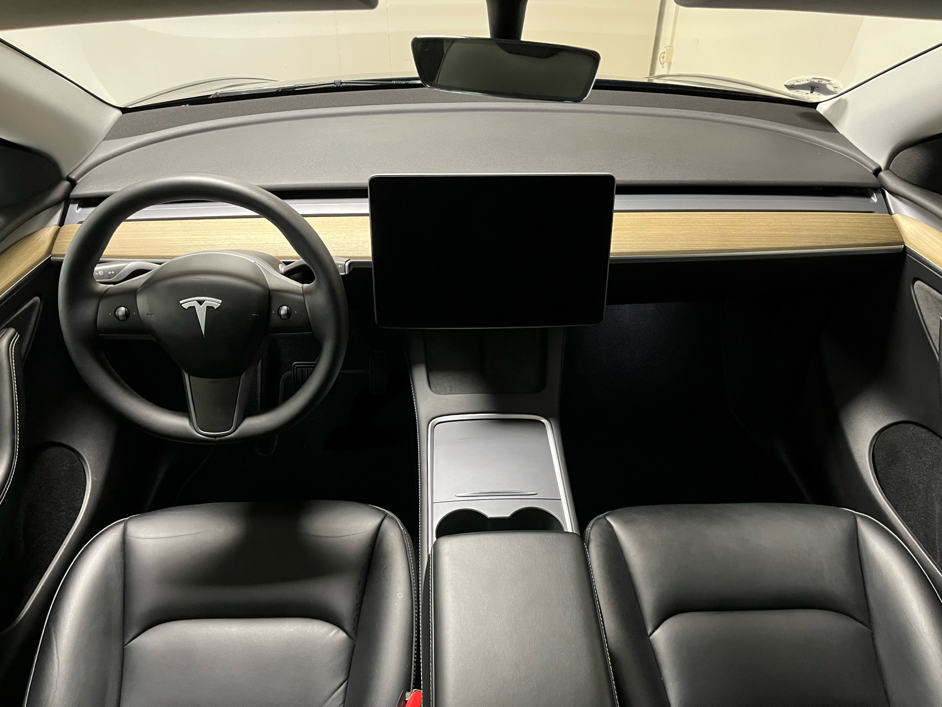 Sort Tesla Model Y fra 2023