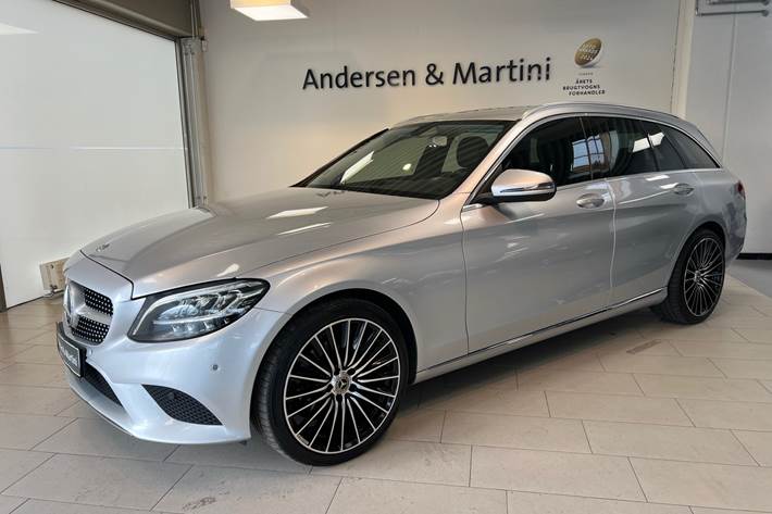 Sølv Mercedes C220 d fra 2018 set udefra