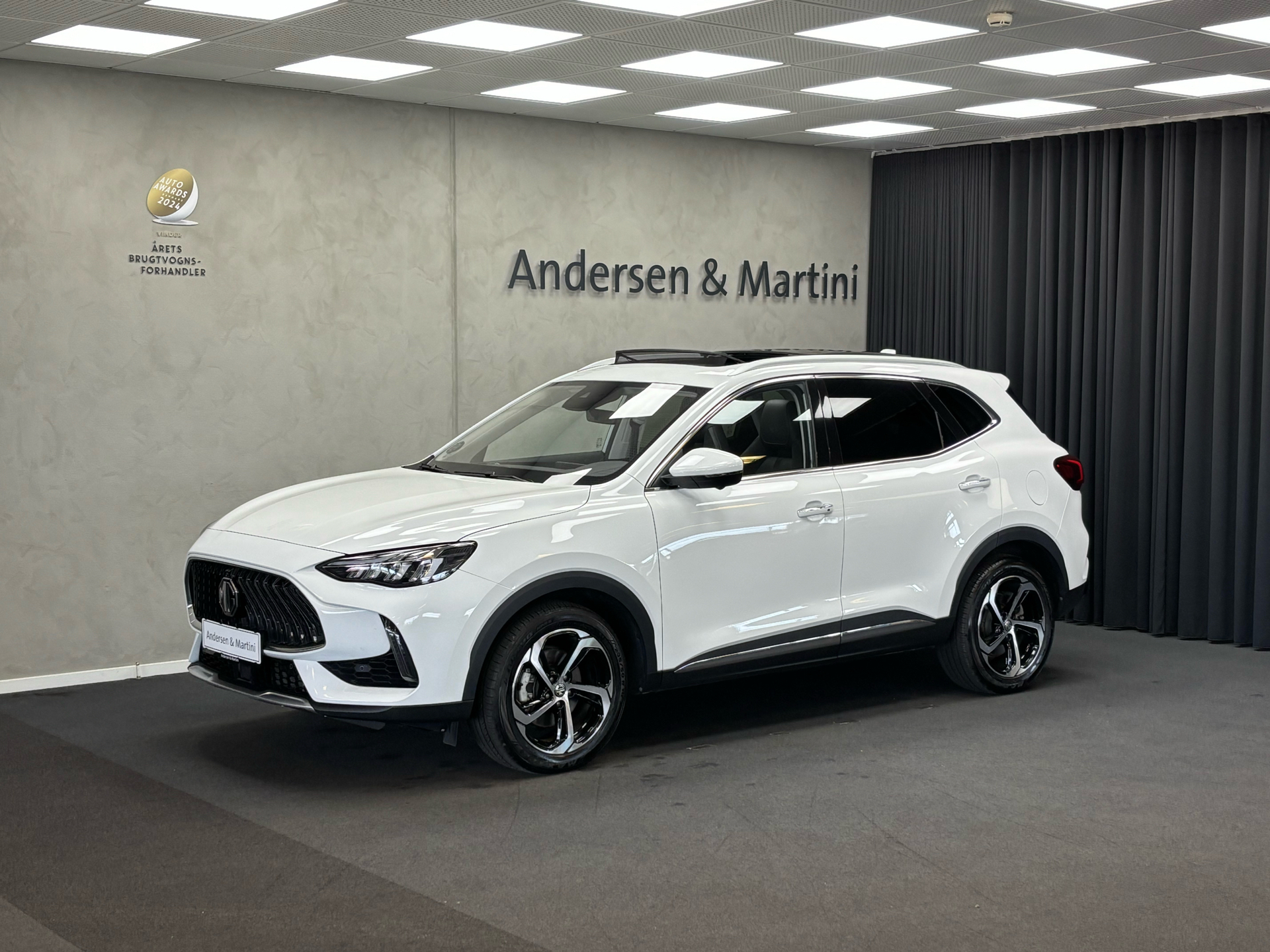 Hvid MG EHS fra 2024 set udefra