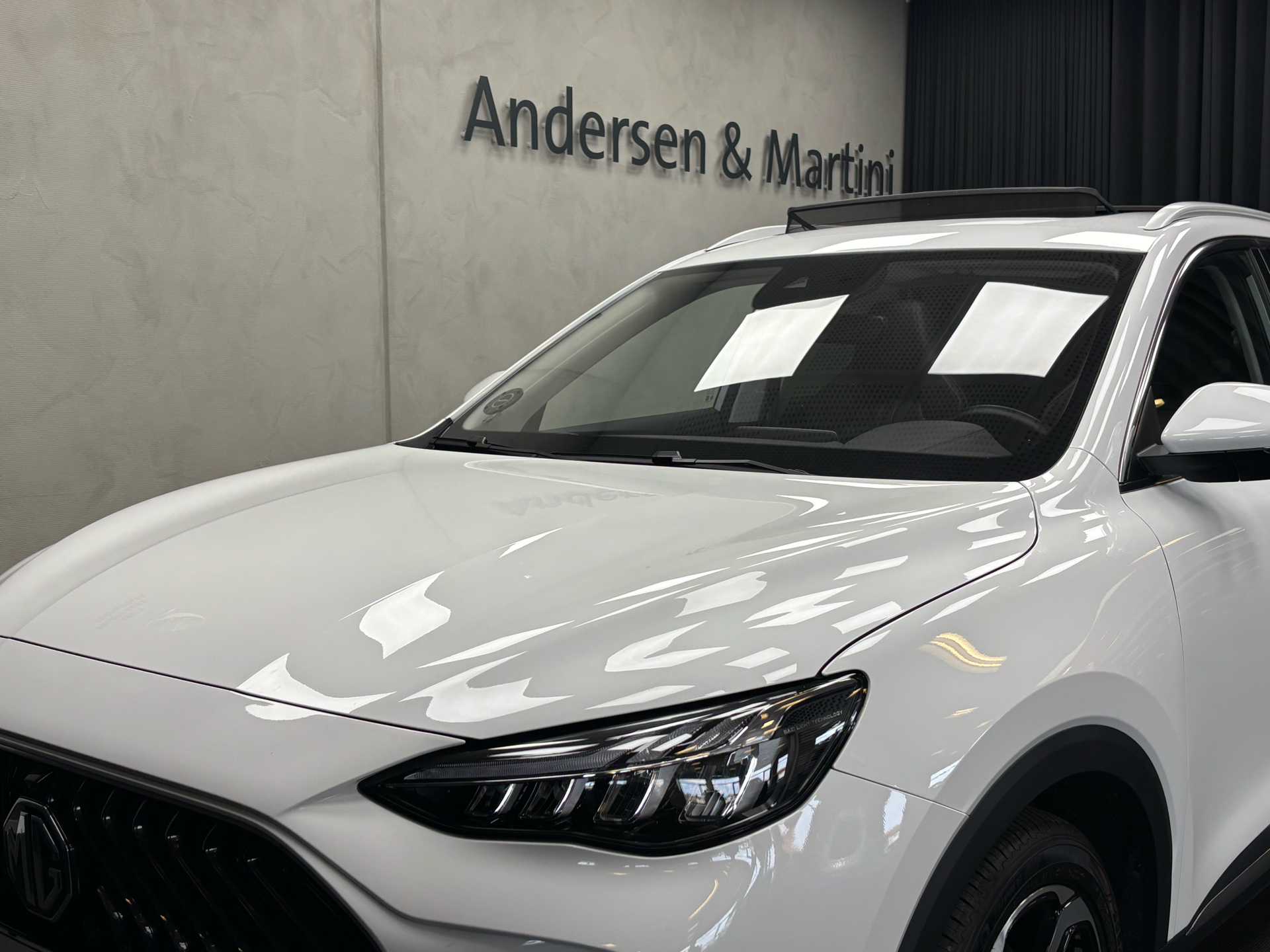 Hvid MG EHS fra 2024 set udefra