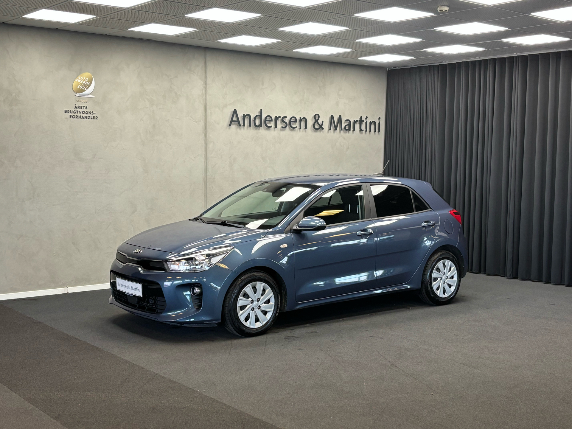 Blå Kia Rio fra 2020 set udefra