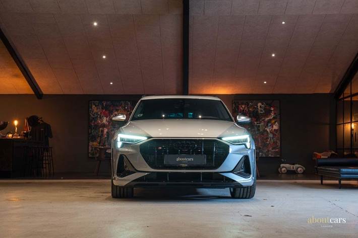 Sølv Audi e-tron S fra 2022