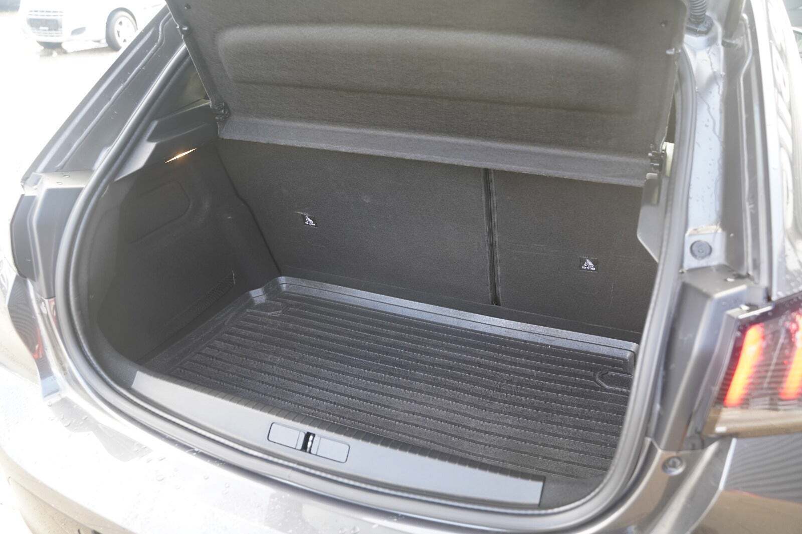 Grå Peugeot 208 fra 2020