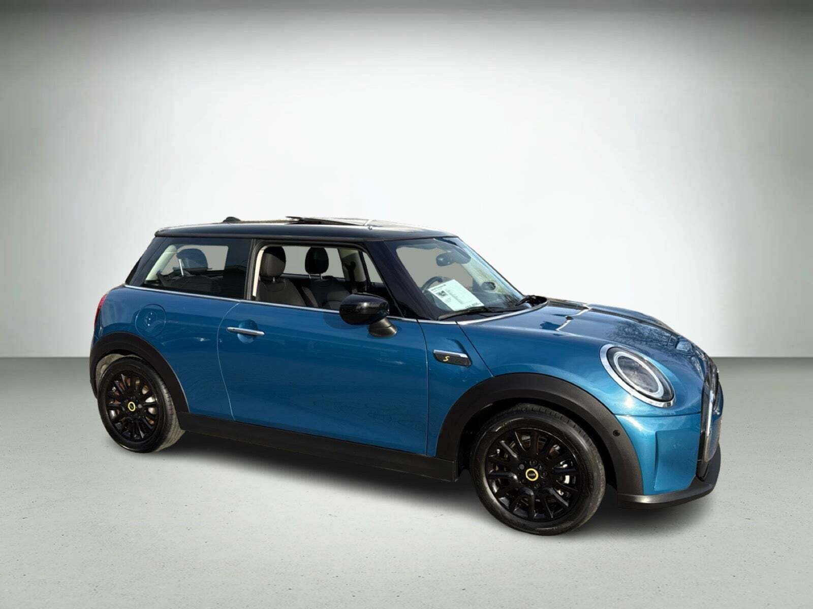 Blå Mini Cooper SE fra 2023 set udefra