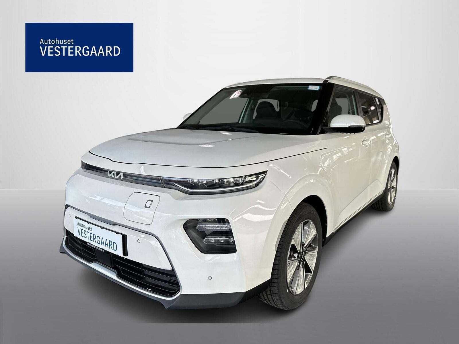 Hvid Kia e-Soul fra 2023 set udefra