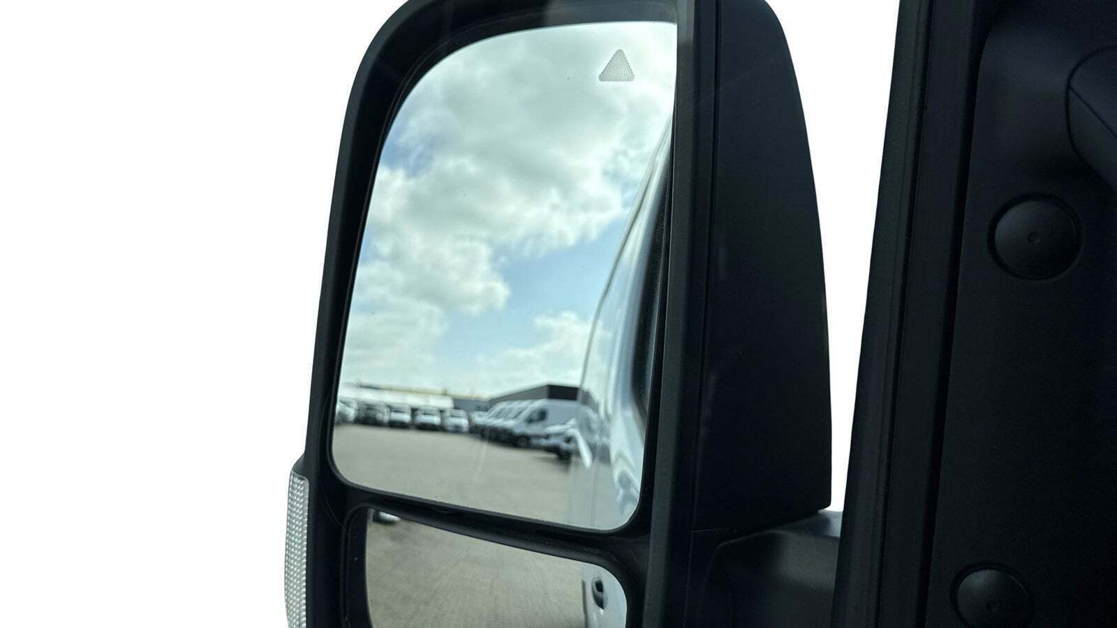 Hvid Mercedes Sprinter 317 fra 2024