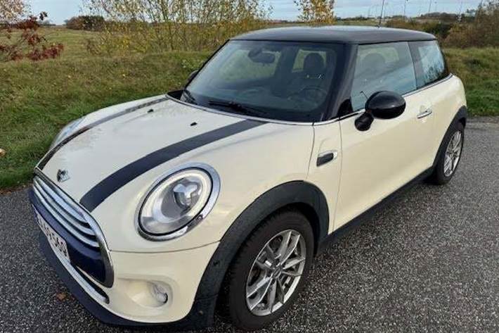 Beige Mini Cooper fra 2016 set udefra