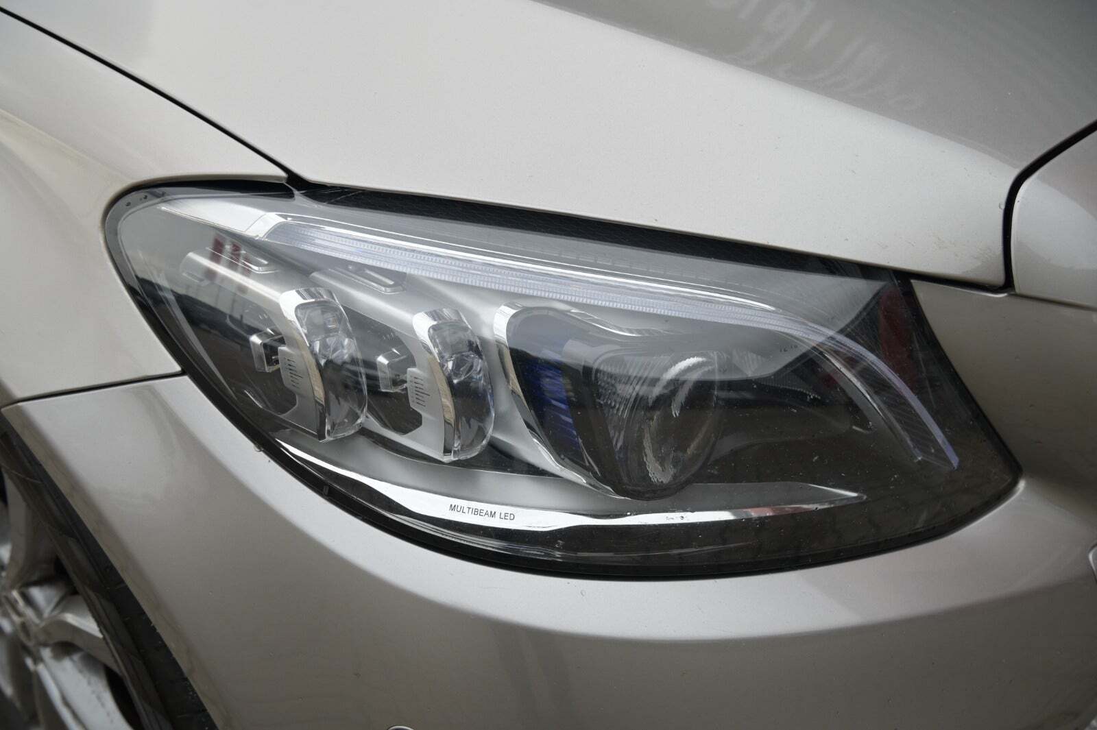 Orange Mercedes C220 d fra 2018