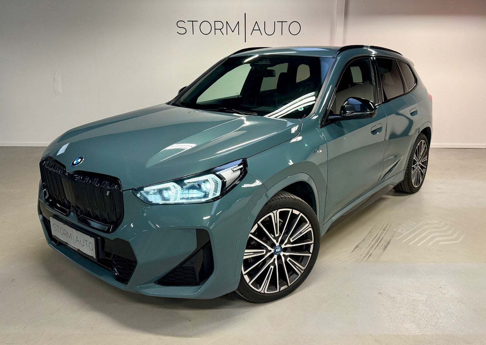 Grøn BMW iX1 fra 2023