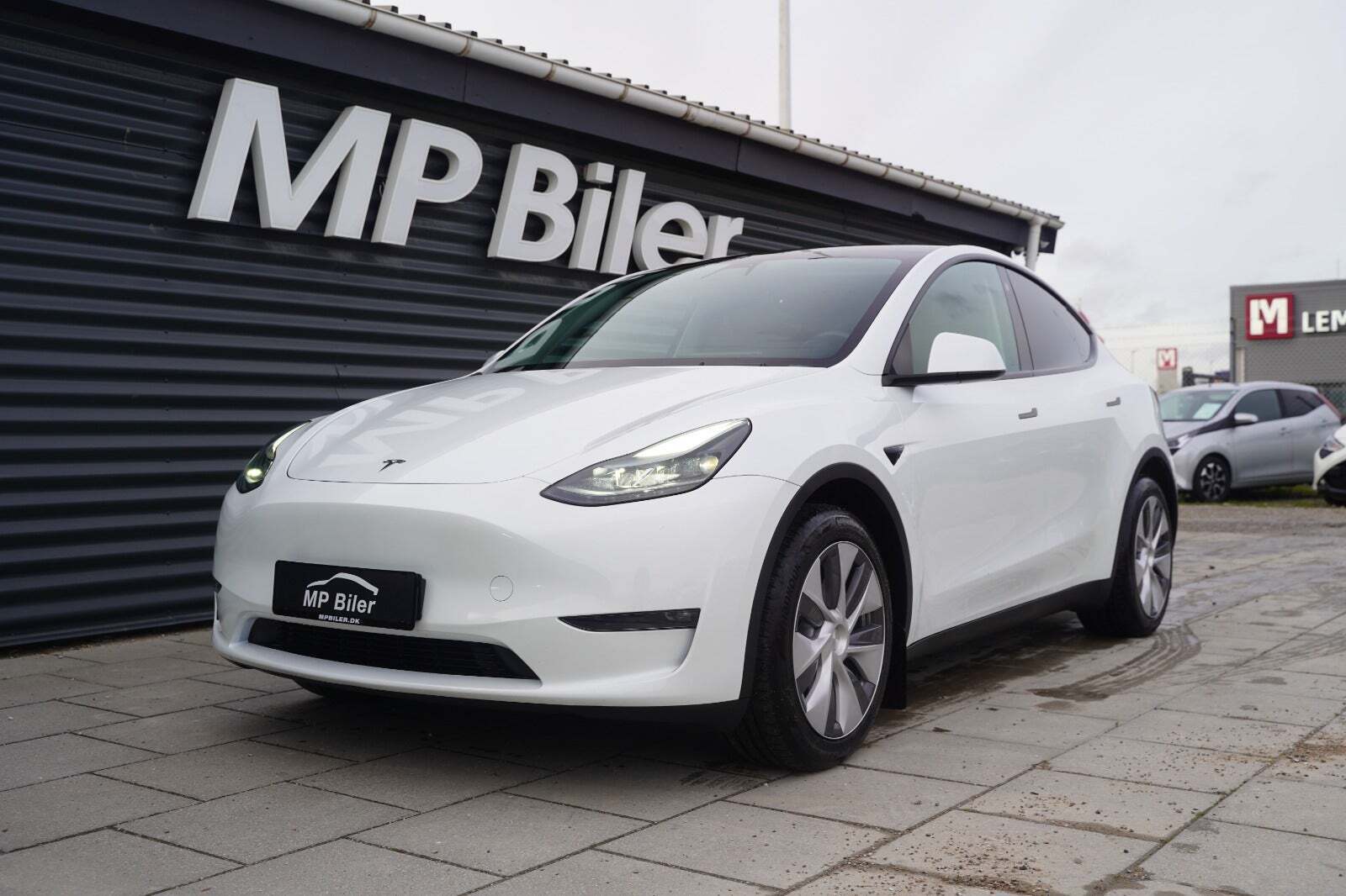 Hvid Tesla Model Y fra 2022 set udefra