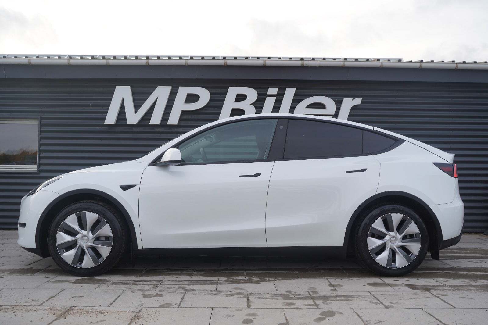 Hvid Tesla Model Y fra 2022