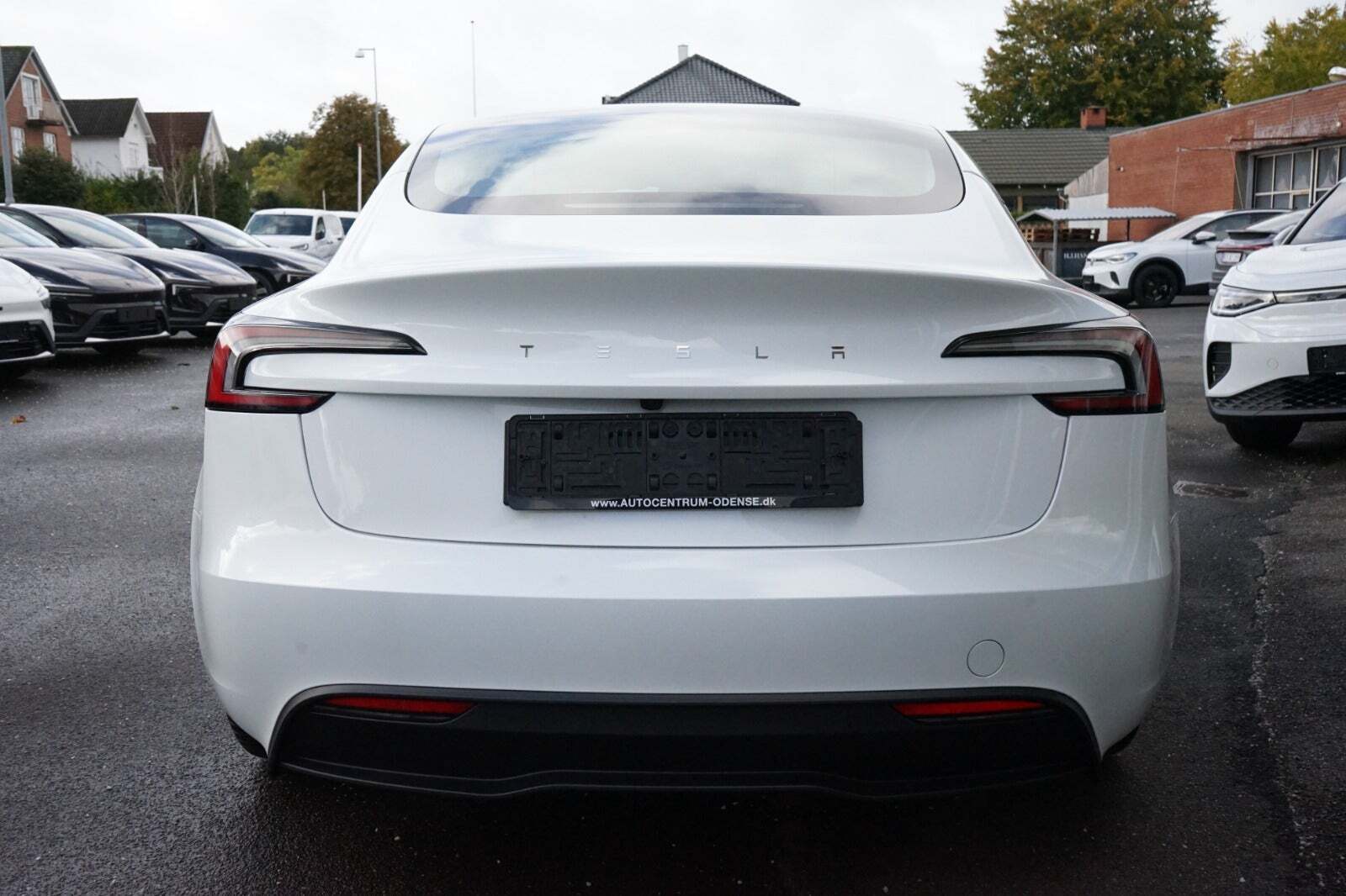 Hvid Tesla Model 3 fra 2024