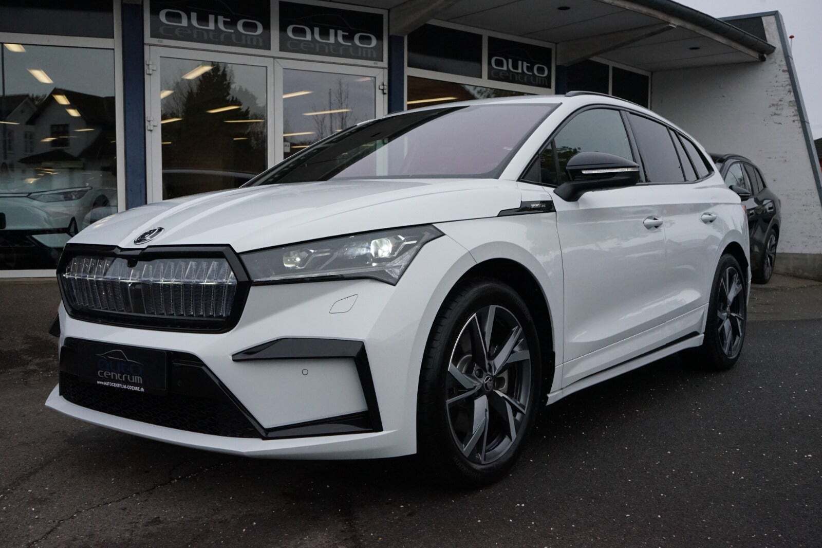 Hvid Skoda Enyaq fra 2025