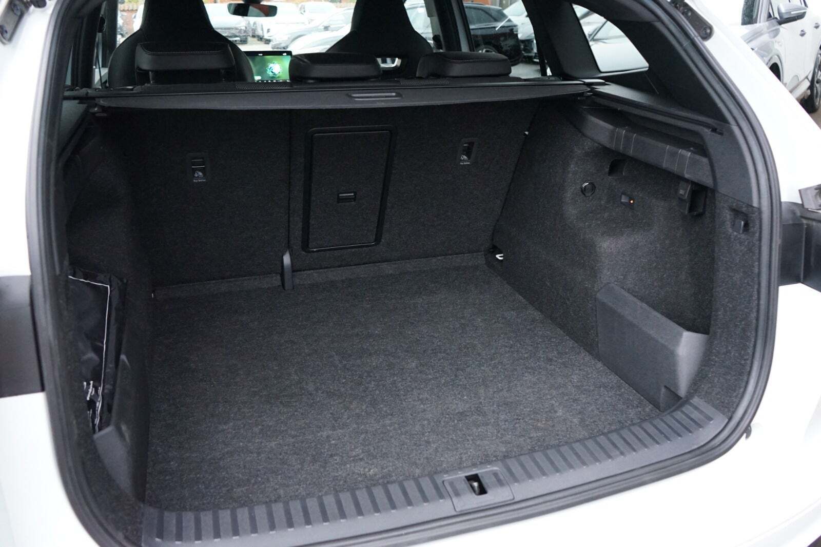 Hvid Skoda Enyaq fra 2025