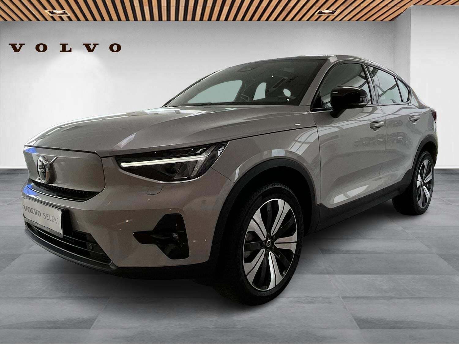 Sølv Volvo C40 fra 2023 set udefra