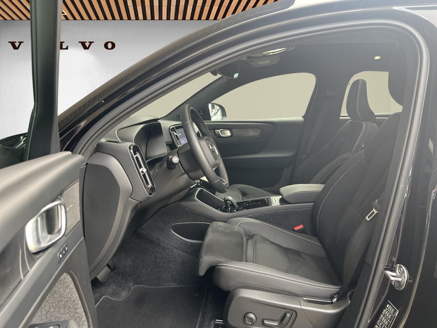 Volvo EC40 Extended Range Black Edition