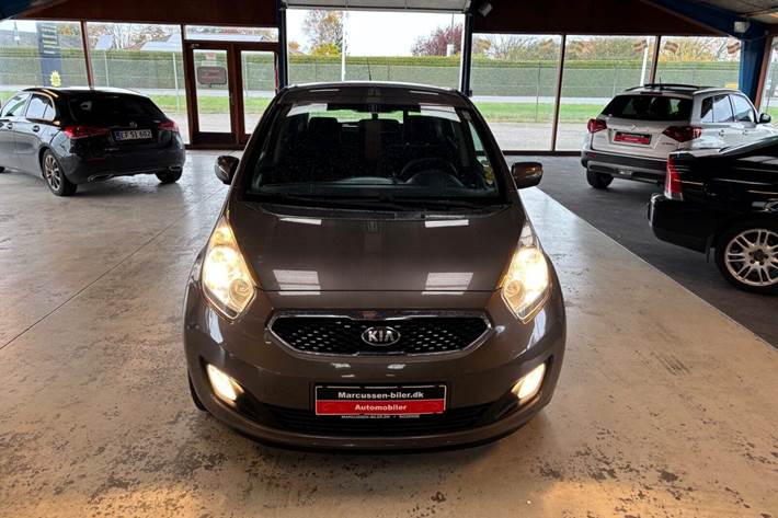 Beige Kia Venga fra 2013 set udefra