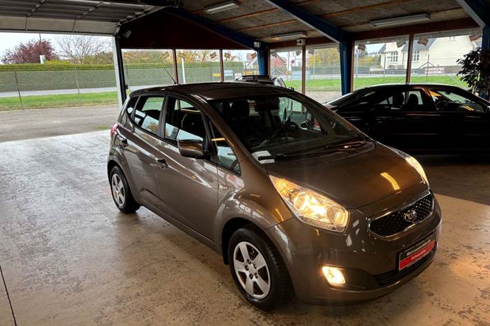 Beige Kia Venga fra 2013 set udefra